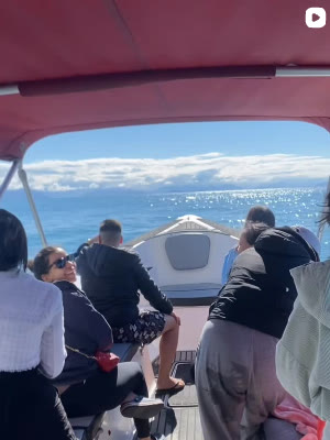 Passageiros a bordo do barco durante o passeio