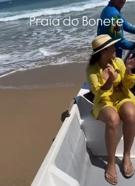 Chegada de barco na Praia do Bonete
