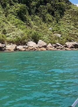 Costão rochoso e mar verde-esmeralda