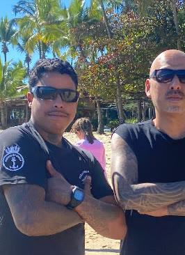 Fernando e equipe na praia em Ilhabela