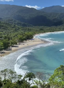 Vista do alto de praia em Ilhabela
